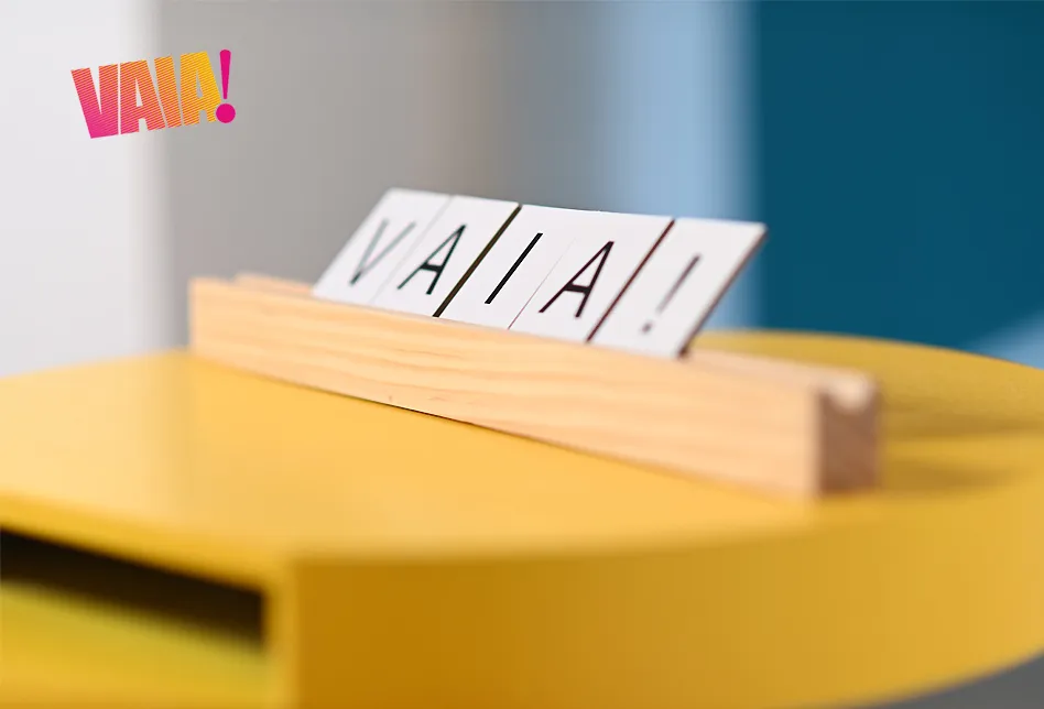 Die Buchstaben VAIA als Plättchen in einem Ständer