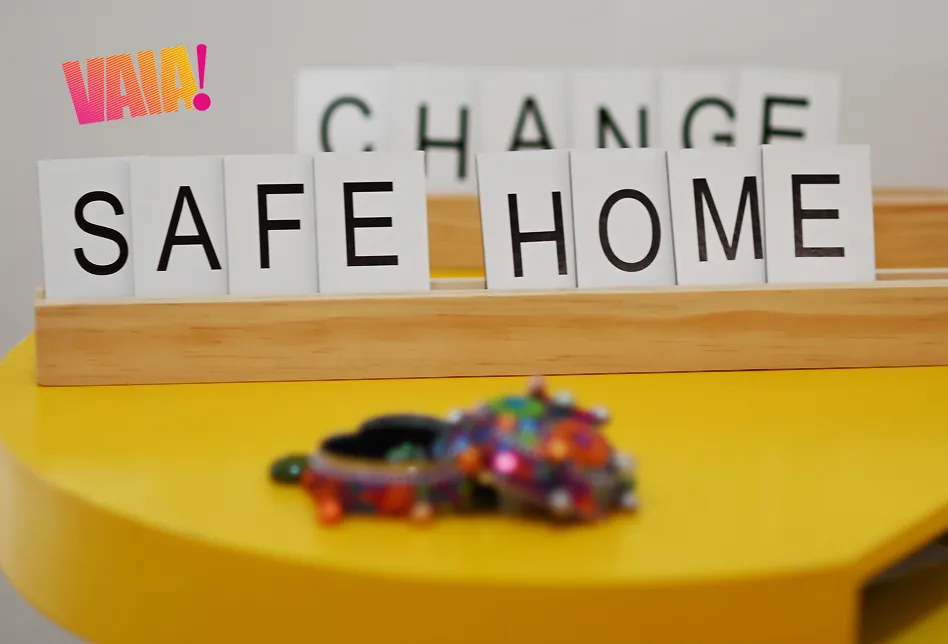Als Buchstabenplättchen: Safe Home
